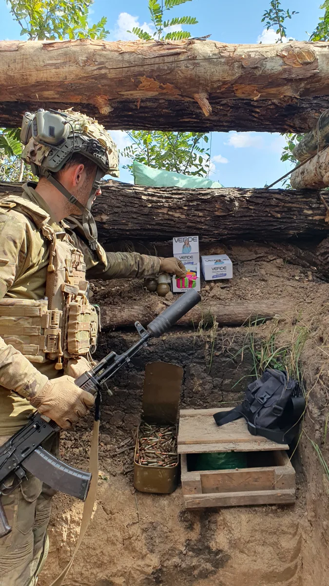 Військовий тримає коробку цукерок VERDE на позиції